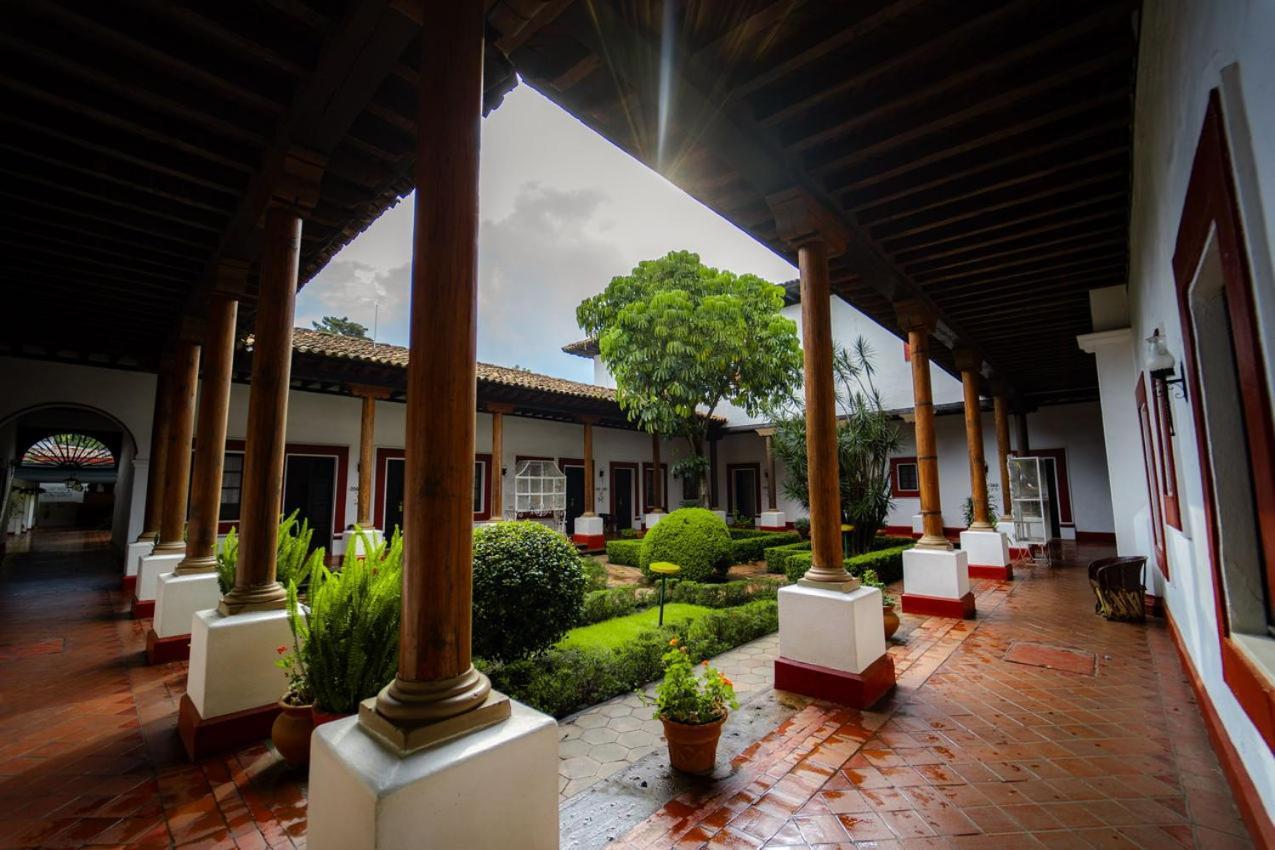 Best Western Plus Posada De Don Vasco Pátzcuaro Exterior foto Patio of the house